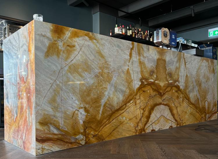 Natuursteen bar bij Restaurant Down & Up