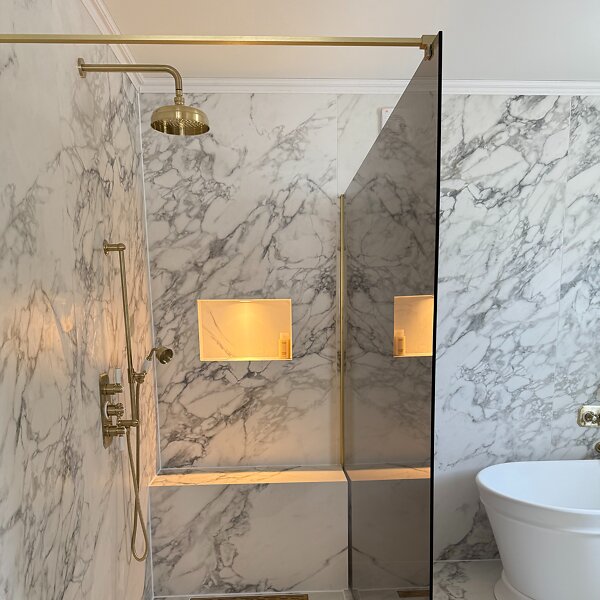 Douche met licht in een marmer badkamer
