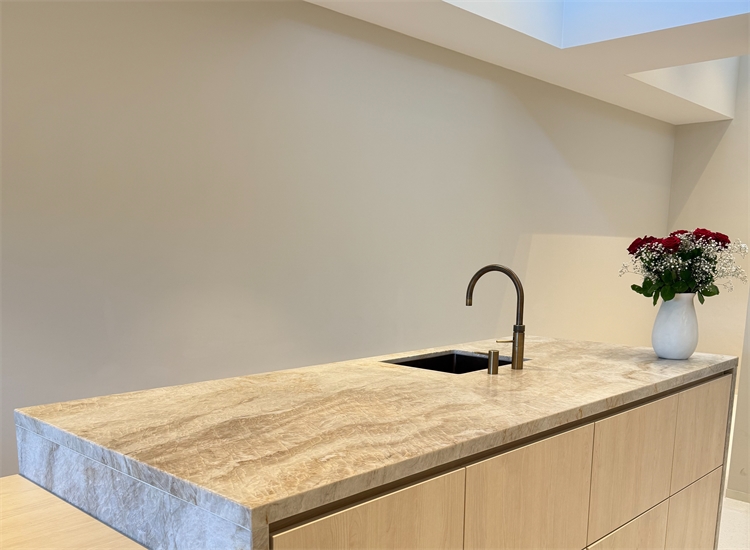 Keuken van natuursteen in tandartspraktijk