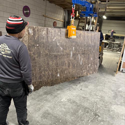 Empire Stone aan het werk aan tafelblad