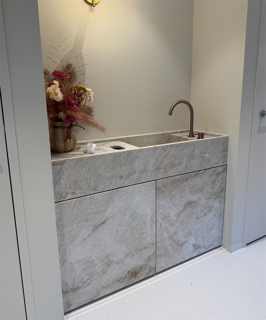 Wastafel Taj Mahal met bloemstuk