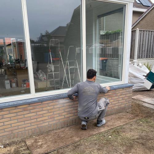 Medewerker bezig met raamdorpel graniet