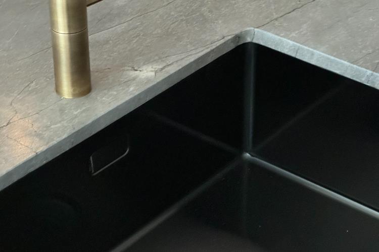 natuursteen spoelbak zwart