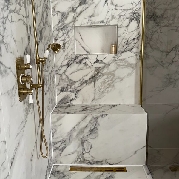 Douche in de marmer badkamer